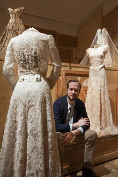El diseñador Jan Taminiau, con algunos de los vestidos de la exposición.