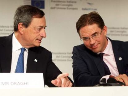 M. Draghi (izqda.), junto al comisario de Asuntos Econ&oacute;micos, J. Katainen.