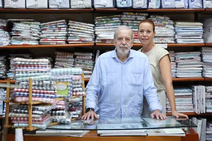 Clemente Solo de Zaldivar con su hija en la tienda Zaldi Hogar, en Málaga.