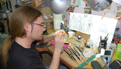 El escultor José Luis Roig prepara una de las figuras de rol en el taller de Cangas