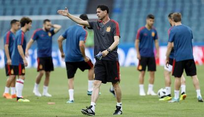 Fernando Hierro dirige un entrenamiento en el estadio de Sochi.