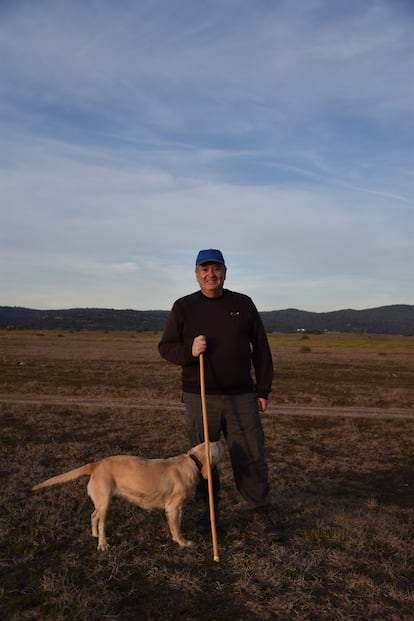 Ángel Luis, junto a su perro, hace una pausa en su paseo diario por los terrenos del polígono Torrehierro, donde Meta construirá su nuevo centro de datos.