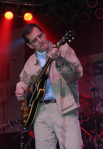El músico Alex Chilton toca con la banda The Big Star en una imagen de 2004