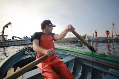 Juan Torrejón es almadrabero de la tercera generación de su familia. Es el encargado del bote para las maniobras en la almadraba.