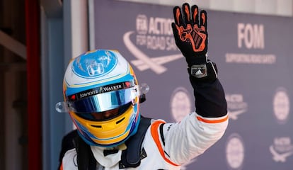 Fernando Alonso saluda después de la vuelta con la que logró la séptima plaza en la parrilla.