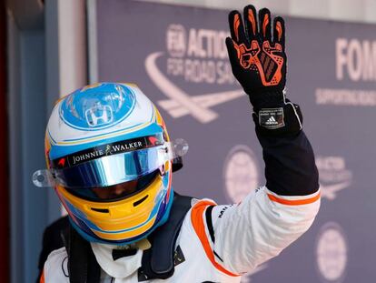 Fernando Alonso saluda después de la vuelta con la que logró la séptima plaza en la parrilla.