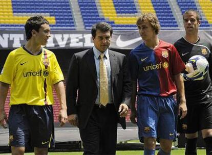 Laporta acompaña a los juveniles del Barça que presentaron los nuevos uniformes.