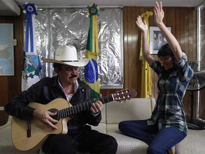 Manuel Zelaya y su hija Xiomara ayer en la Embajada brasileña en Tegucigalpa.