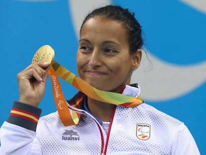 Perales exhibe una medalla de oro en Río de Janeiro.
