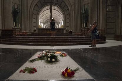 La tumba de Francisco Franco, cubierta de flores frescas, este viernes.