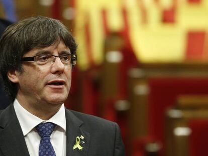 El expresident de la Generalitat Carles Puigdemont tras la votaci&oacute;n sobre la independencia de Catalu&ntilde;a en el Parlament.