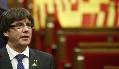 El expresident de la Generalitat Carles Puigdemont tras la votación sobre la independencia de Cataluña en el Parlament.