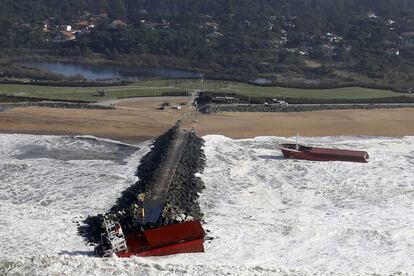 <b>Las dos mitades del 'Luno'.</b> Los 12 tripulantes del carguero vizcaíno, dos marineros vascos, cinco gallegos, un catalán, un asturiano, un cántabro y un cubano, fueron rescatados a primera hora de la tarde del pasado miércoles 5 de febrero.