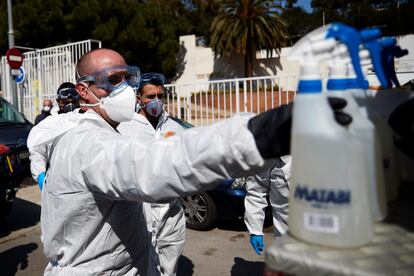 Members of the Emergency Military Unit disinfect a center for minors in Catalonia.