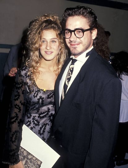 Nada menos que siete años estuvieron juntos esta pareja hasta que las adicciones de Robert Downey Jr. (Nueva York, 52 años) rebasaron a Sarah Jessica Parker (Ohio, 52 años) y le plantó un ultimátum que el actor no aceptó. Aún así, los dos sostienen que su ruptura fue muy civilizada, que eran jóvenes y que siempre se han preocupado el uno por el otro. Es más, el año pasado ambos se reencontraron y, según dicen, "fue estupendo". Ella lleva casada con Matthew Broderick desde 1997, con quien tiene tres hijos. Él, un poco más tarde, también se casó con la productora Susan Levin y tienen dos hijos.