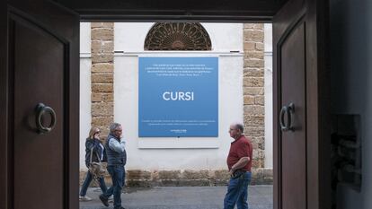 Zona del mercado en Cádiz, con las lonas con las palabras.