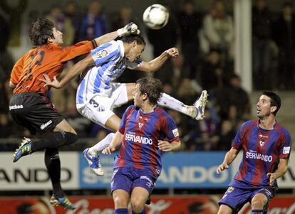 Altamira despeja un balón ante Weligton