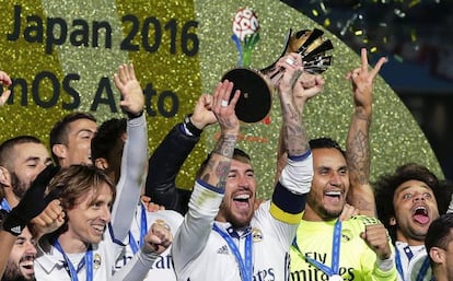 FIFA056. Yokohama (Japan), 18/12/2016.- Real Madrid&#039;s captain Sergio Ramos (C) lifts the trophy as his teammates celebrate after winning the FIFA Club World Cup 2016 final between Real Madrid and Kashima Antlers in Yokohama, Japan, 18 December 2016. Real Madrid won 4-2 after extra time. (Mundial de F&uacute;tbol, Jap&oacute;n) EFE/EPA/KIYOSHI OTA