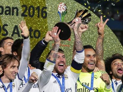 FIFA056. Yokohama (Japan), 18/12/2016.- Real Madrid&#039;s captain Sergio Ramos (C) lifts the trophy as his teammates celebrate after winning the FIFA Club World Cup 2016 final between Real Madrid and Kashima Antlers in Yokohama, Japan, 18 December 2016. Real Madrid won 4-2 after extra time. (Mundial de F&uacute;tbol, Jap&oacute;n) EFE/EPA/KIYOSHI OTA