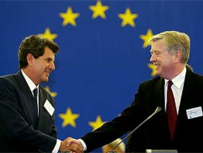 El presidente del Parlamento Europeo, Cox (derecha), estrecha la mano de Payá ayer en Estrasburgo.