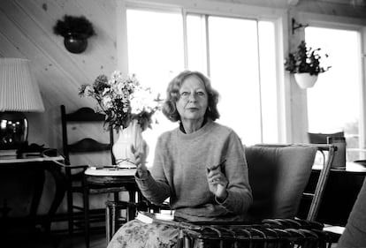 L'escriptora Elizabeth Hardwick (1916-2007) a casa seva a Castine, Maine, el 1980.