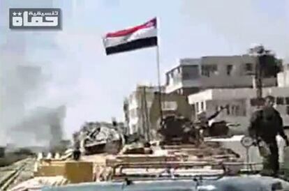 Una imagen tomada por un videoaficonado en Youtube donde se ve un tanque en la ciudad de Homs.