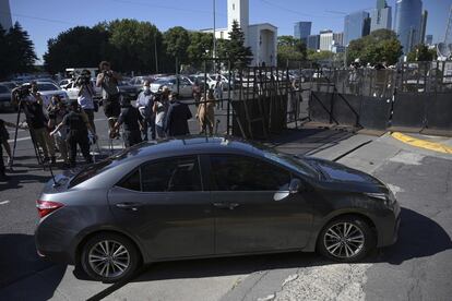 El auto que transporta al presidente de Argentina, Alberto Fernández, llega este martes 15 de febrero a los tribunales de Buenos Aires,