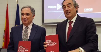 El presidente de CEOE, Juan Rosell (d), y el presidente de la Comisi&oacute;n de Formaci&oacute;n de CEOE, Jos&eacute; Antonio Sarr&iacute;a (i), presentan el Libro Blanco sobre el sistema de formaci&oacute;n en el trabajo. 