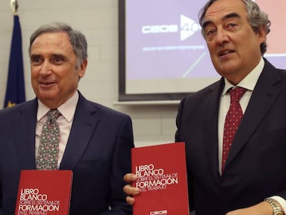 El presidente de CEOE, Juan Rosell (d), y el presidente de la Comisi&oacute;n de Formaci&oacute;n de CEOE, Jos&eacute; Antonio Sarr&iacute;a (i), presentan el Libro Blanco sobre el sistema de formaci&oacute;n en el trabajo. 