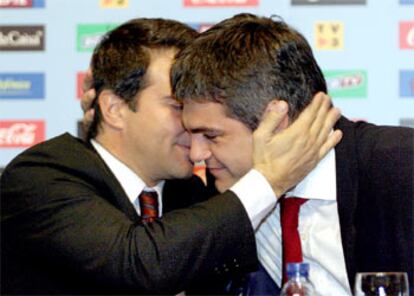 Joan Laporta y Enric Masip se abrazan.