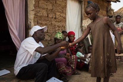 Un empleado sanitario formado por The Carter Center distribuye la dosis anual de medicamentos contra la filariasis linfática en un estado de Nigeria.