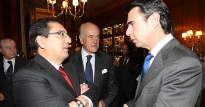 En primer término Antonio Pulido, copresidente de Banca Cívica, junto al ministro Soria.