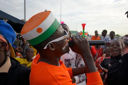 Un grupo de ciudadanos celebra el anuncio de la marcha de las tropas francesas de Níger en las calles de Niamey, el lunes.