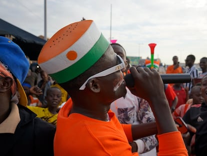 Un grupo de ciudadanos celebra el anuncio de la marcha de las tropas francesas de Níger en las calles de Niamey, el lunes.