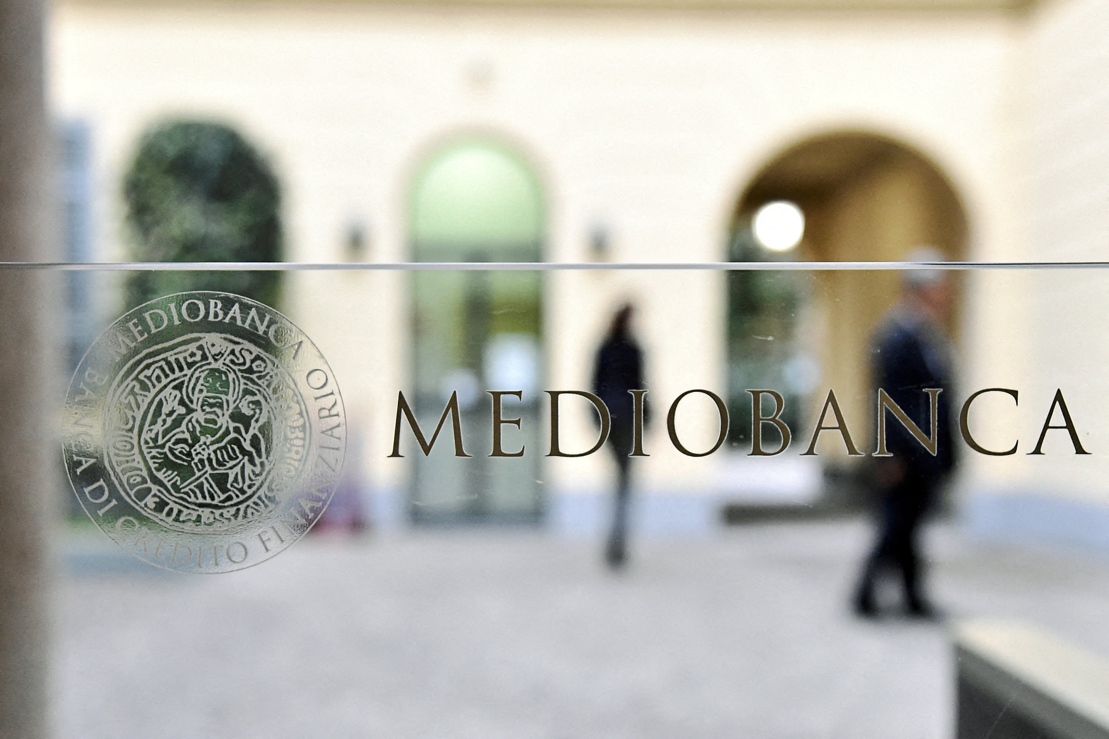 Un logotipo de Mediobanca en su sede en Milán (Italia).