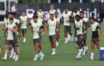 Los jugadores del Real Madrid durante el entrenamiento este sábado.