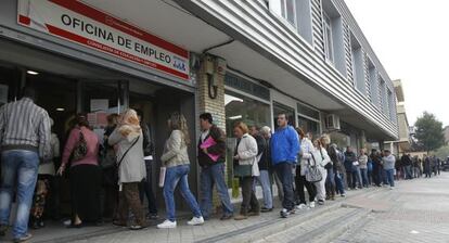 Cola en una oficina de Empleo, en Madrid.