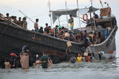 Ms de siete a?os despus de que unos 750.000 rohingya huyeran de la violenta represin en el estado de Rakhine, en Myanmar, hacia Banglads, las soluciones a la crisis siguen siendo difciles de alcanzar. En Myanmar, la escalada del conflicto armado durante el ltimo a?o ha empeorado las condiciones de los rohingya que permanecen en Rakhine y ha provocado niveles rcord de desplazamiento interno en todo el pas. El deterioro de la situacin de seguridad ha tenido un efecto domin en el milln de refugiados rohingya que viven al otro lado de la frontera banglades en 33 campos en Cox's Bazar. La escasez de fondos tambin ha obstaculizado gravemente los esfuerzos para apoyar a los refugiados en los campos, lo que ha provocado que las raciones de alimentos se redujeran en el primer semestre del a?o, que los centros de salud carecieran de equipos especializados y medicamentos y que la calidad del agua disminuyera, lo que ha provocado un aumento de los casos de clera y hepatitis. Los campamentos tambin se han visto afectados por una serie de catstrofes medioambientales, desde incendios devastadores en la estacin seca hasta corrimientos de tierras e inundaciones repentinas en la estacin lluviosa. El empeoramiento de las condiciones en los campos est empujando a ms rohingya a arriesgarse a tomar peligrosas rutas martimas hacia Indonesia y otros lugares.? En la imagen, refugiados rohingya que llegan a Ulee Madon, en Aceh del Norte (Indonesia), procedentes de Banglads, descargan sus pertenencias.