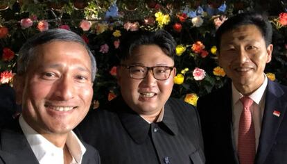 El ministro de Exteriores de Singapur, Vivian Balakrishnan, posa para un selfi junto a Kim Jong-un.