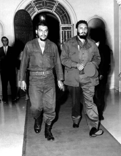 Ernesto Che Guevara ao lado do líder cubano Fidel Castro, no famoso restaurante '1830' de Havana, quatro anos após que ele e Fidel liderassem a revolução que derrubou o governo do ditador Fulgencio Batista.