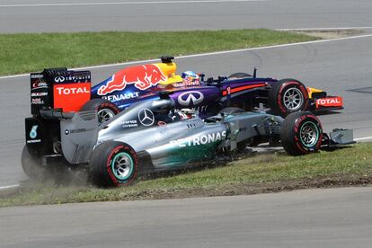 Hamilton, por fuera del trazado, se mide con Vettel durante el Gran Premio de Canadá.