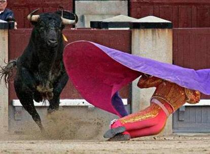 José María Lázaro recibe <i>a porta gayola</i> a su segundo novillo, al que cortó una oreja.