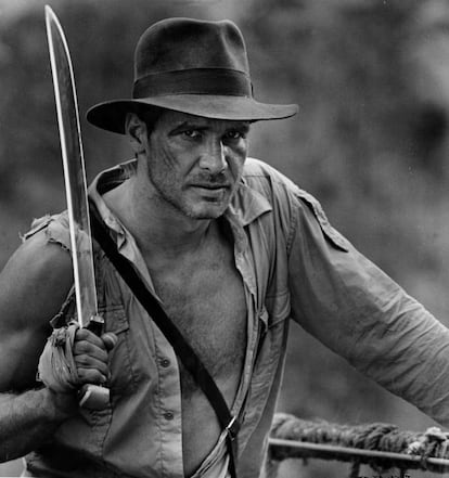 Harrison Ford en la película 'Indiana Jones y el tempo maldito', dirigida por Steven Spielberg en 1984. Además de su papel como Han Solo en la saga Star Wars, su trabajo interpretando al famoso arqueólogo ha sido uno de los que más éxitos le ha reportado a lo largo de su carrera. En 2020 está previsto que regrese a las pantallas.