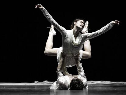 Doroth&eacute;e Gilbert y Mathieu Ganio, en uno de los momentos del ballet.