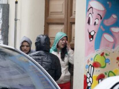 Allegados de la víctima junto a la entrada a la vivienda de Lugo.