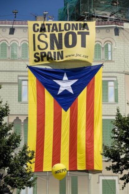 Una bandera y un cartel independentistas catalanes colgados en un edificio de Barcelona en 2010.