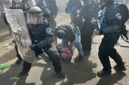La policía israelí arresta a un árabe israelí que protestaba contra la marcha de ultraderechistas judíos en Um El Fahem.