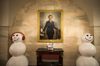 Muñecos de nieve decorados también se mezclan con el mobiliario tradicional de la residencia presidencial.