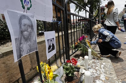 Seguidoras de Foo Fighters encienden velas frente al hotel de Bogotá donde falleció el baterista de la banda, Taylor Hawkins.