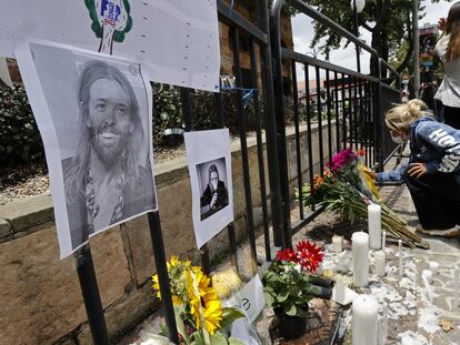 Seguidoras de Foo Fighters encienden velas frente al hotel de Bogotá donde falleció el baterista de la banda, Taylor Hawkins.